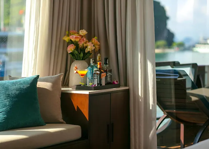 Mila Lux Cruises Khách sạn Hạ Long