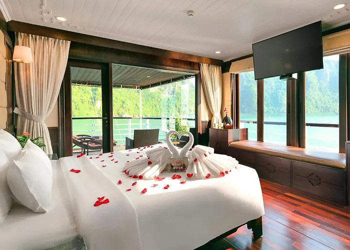 Mila Lux Cruises Khách sạn Hạ Long