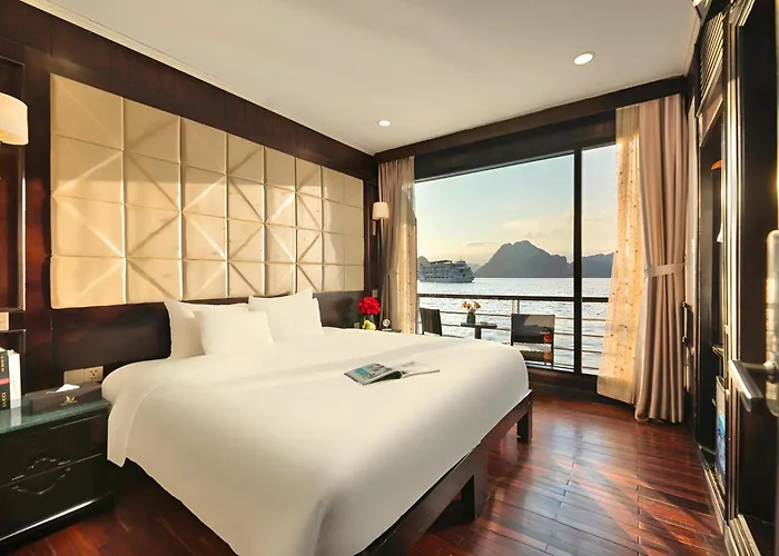 Mila Lux Cruises Khách sạn Hạ Long